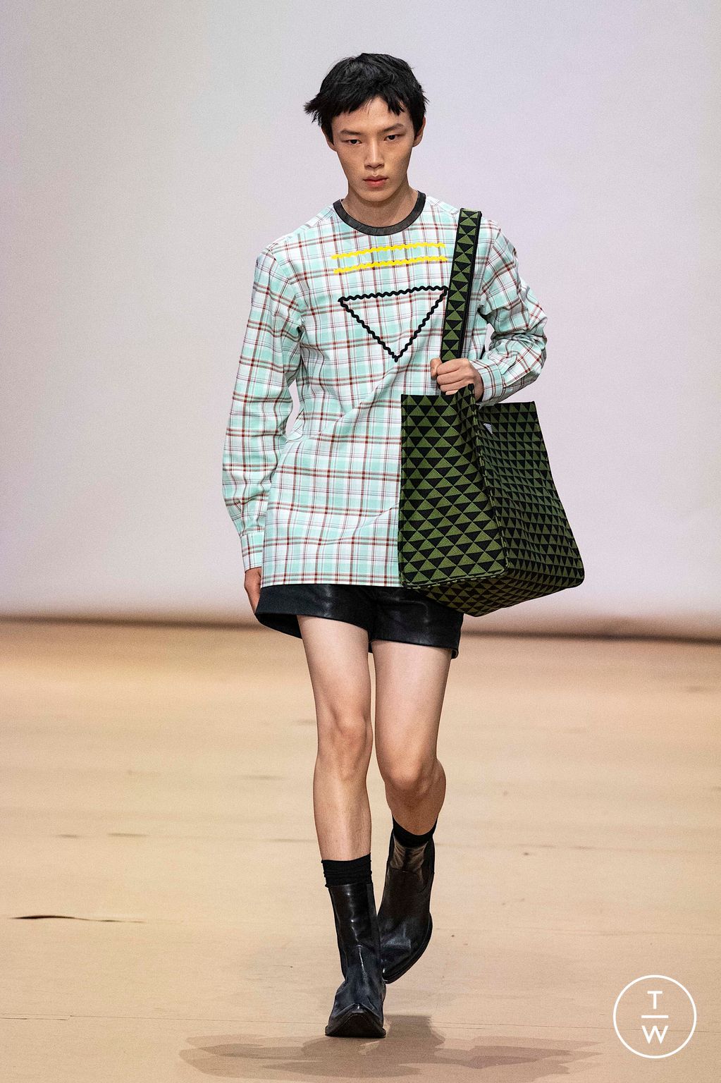 Fashion Week Milan Spring/Summer 2023 look 28 from the Prada collection 男装