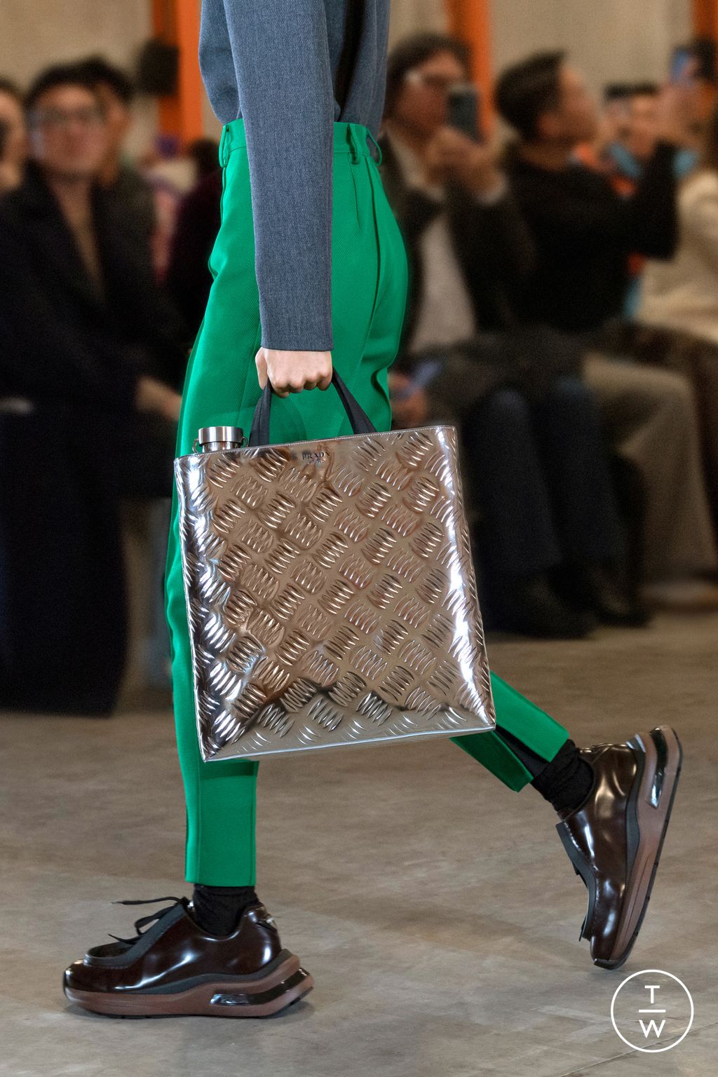Fashion Week Milan Fall/Winter 2023 look 7 de la collection Prada menswear accessories