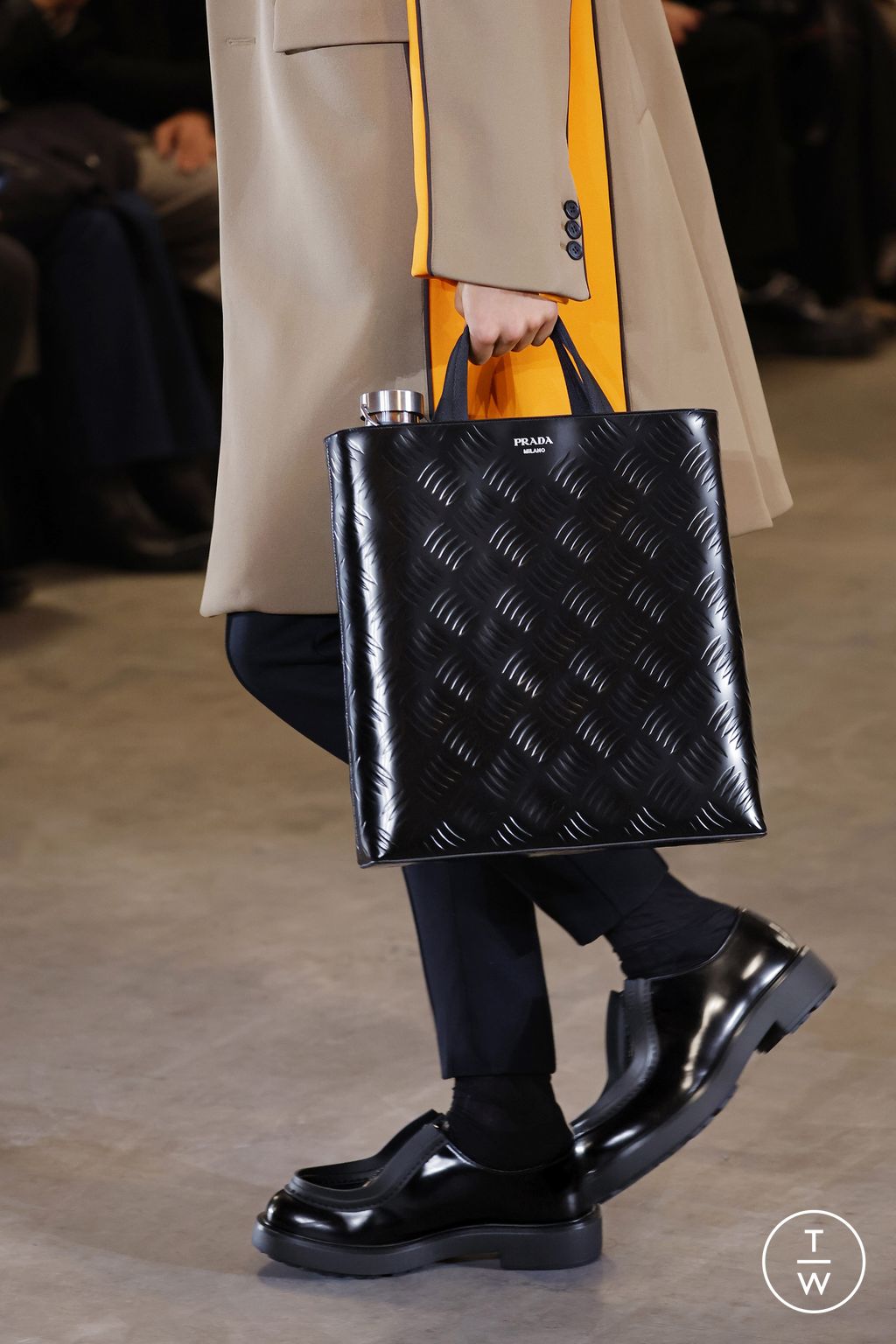 Fashion Week Milan Fall/Winter 2023 look 9 de la collection Prada menswear accessories