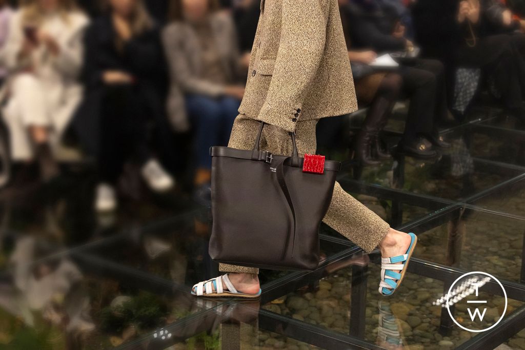 Fashion Week Milan Fall/Winter 2024 look 9 de la collection Prada menswear accessories