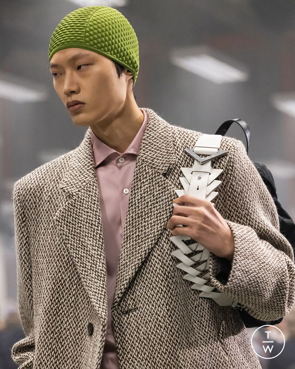 Fashion Week Milan Fall/Winter 2024 look 22 de la collection Prada menswear accessories