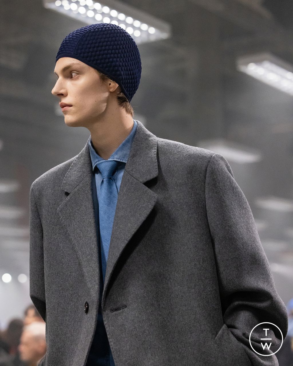 Fashion Week Milan Fall/Winter 2024 look 27 de la collection Prada menswear accessories