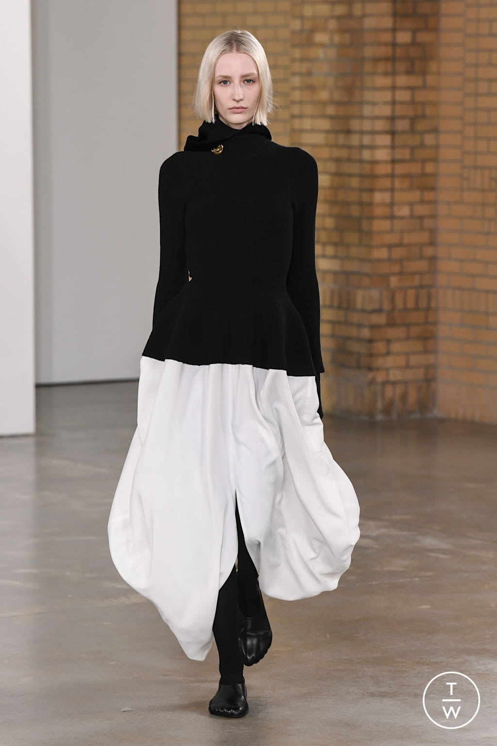 Fashion Week New York Fall/Winter 2022 look 1 from the Proenza Schouler collection womenswear