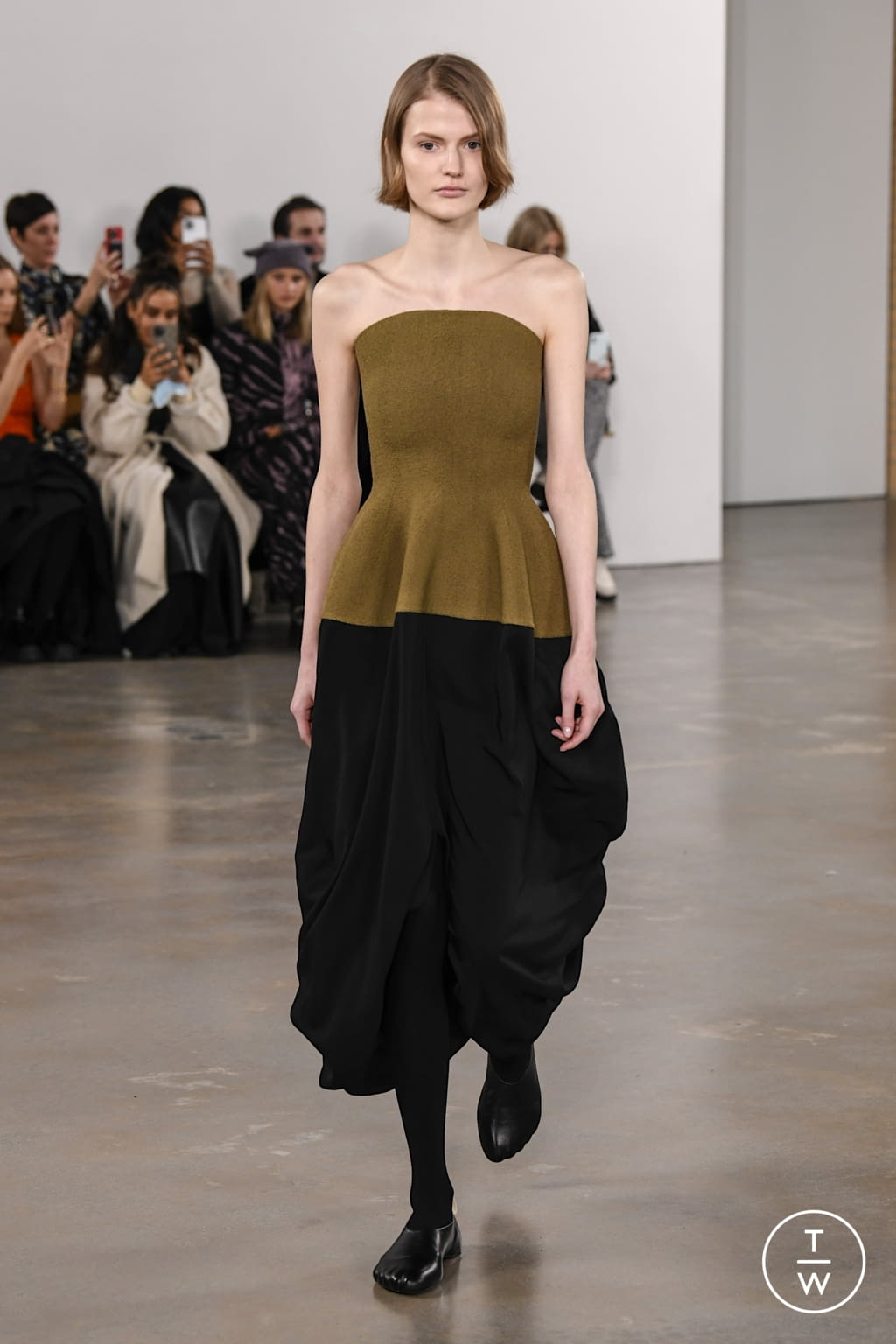 Fashion Week New York Fall/Winter 2022 look 2 from the Proenza Schouler collection 女装