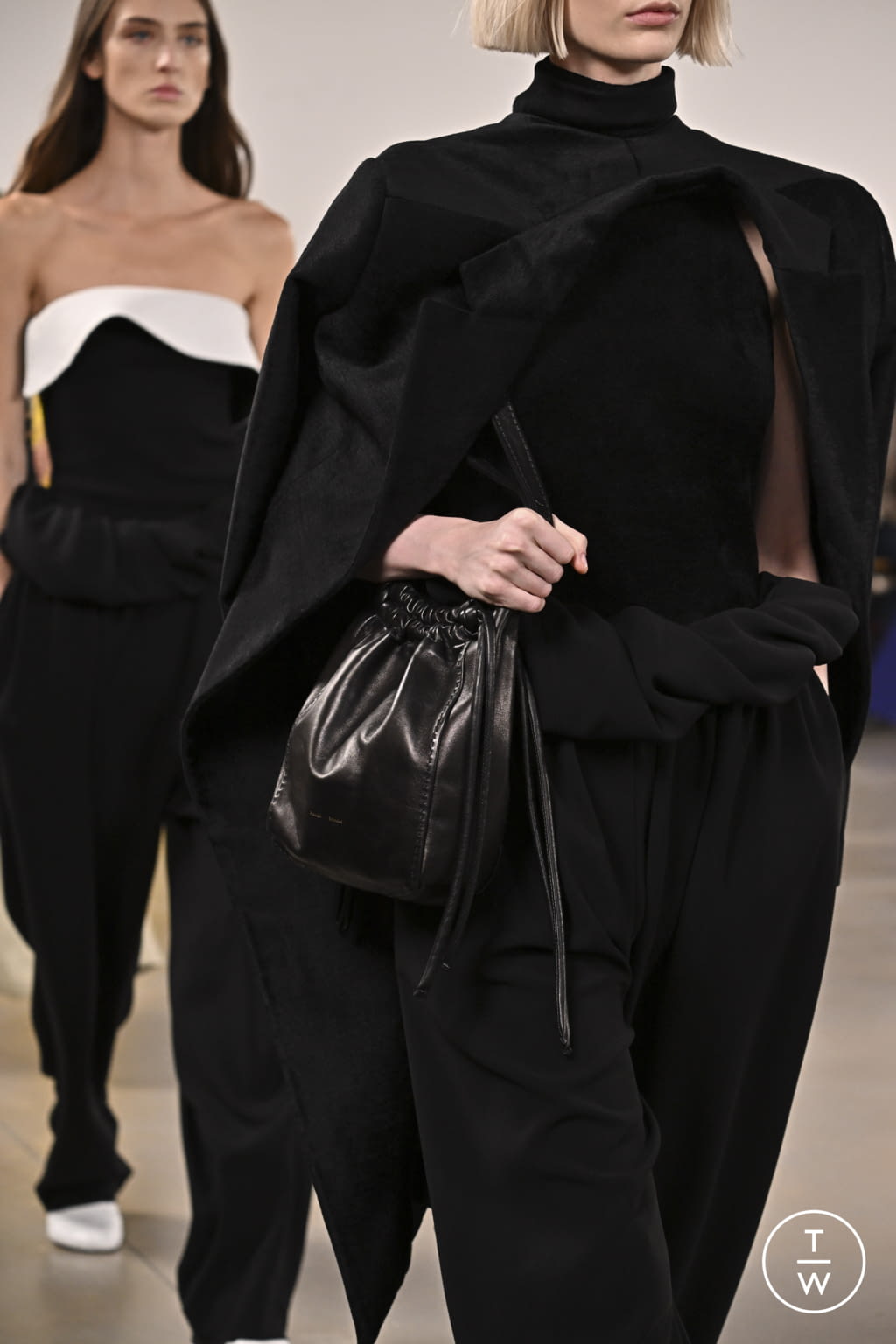 Fashion Week New York Fall/Winter 2022 look 20 from the Proenza Schouler collection 女装配饰