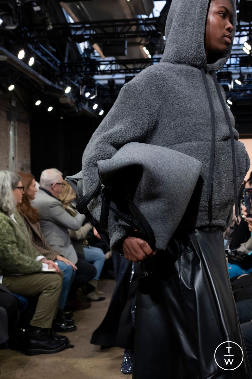 Fashion Week New York Fall/Winter 2023 look 14 de la collection Proenza Schouler womenswear accessories