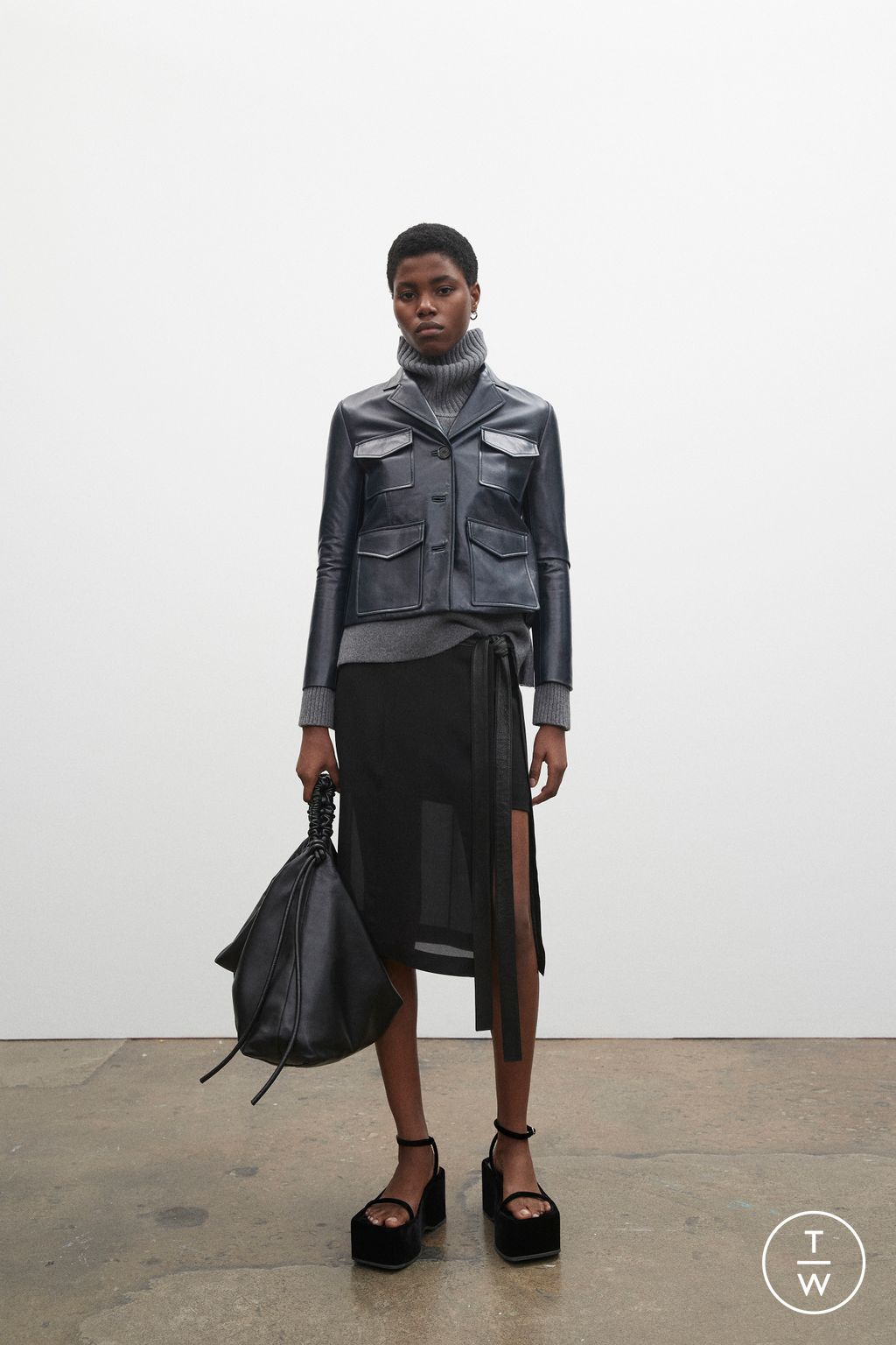 Fashion Week New York Pre-Fall 2023 look 17 from the Proenza Schouler collection 女装