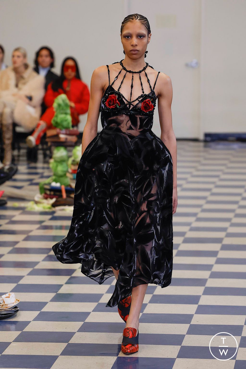 Fashion Week New York Fall/Winter 2023 look 1 from the Puppets and Puppets collection 女装