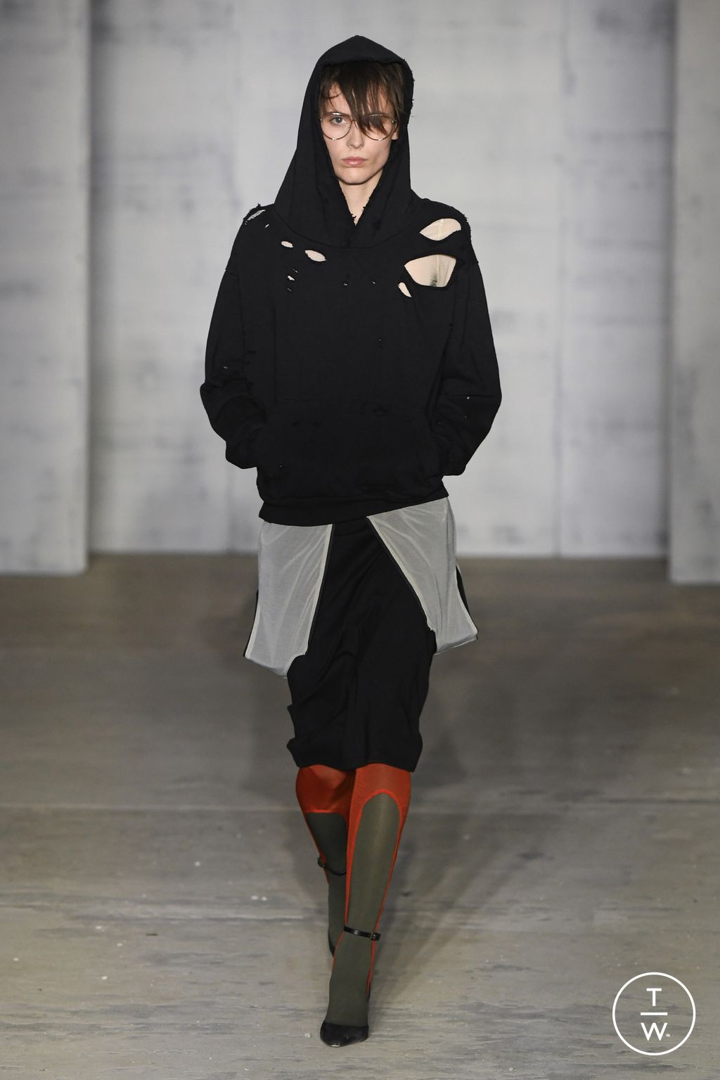 Fashion Week New York Fall/Winter 2024 look 1 from the Puppets and Puppets collection 女装