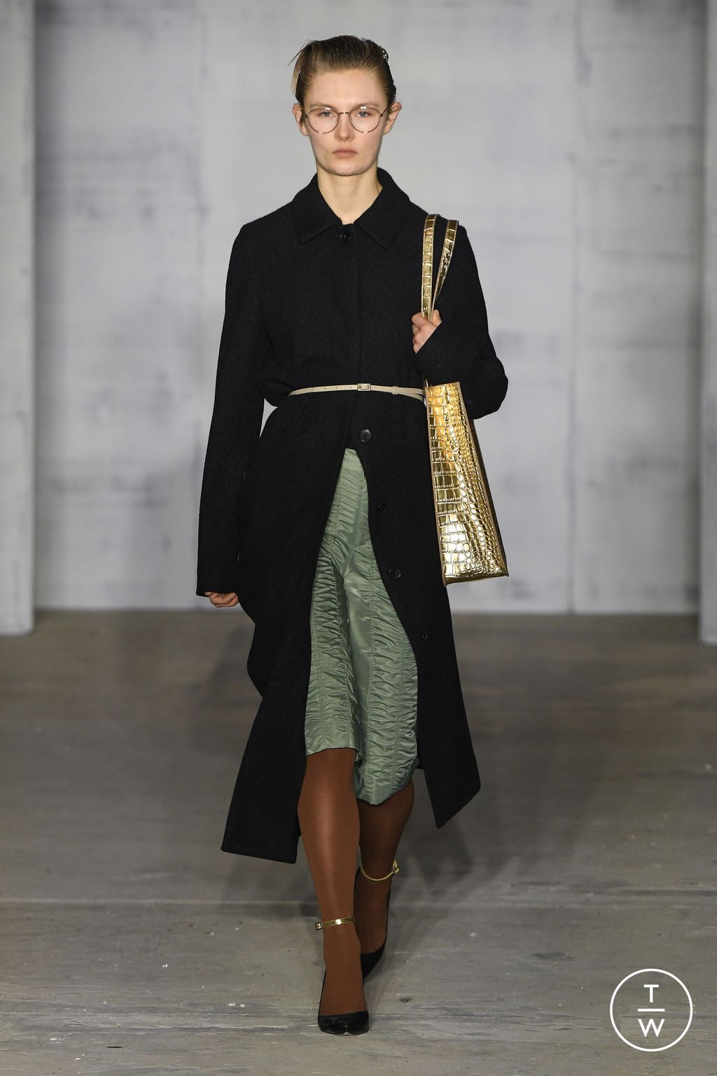 Fashion Week New York Fall/Winter 2024 look 2 from the Puppets and Puppets collection 女装