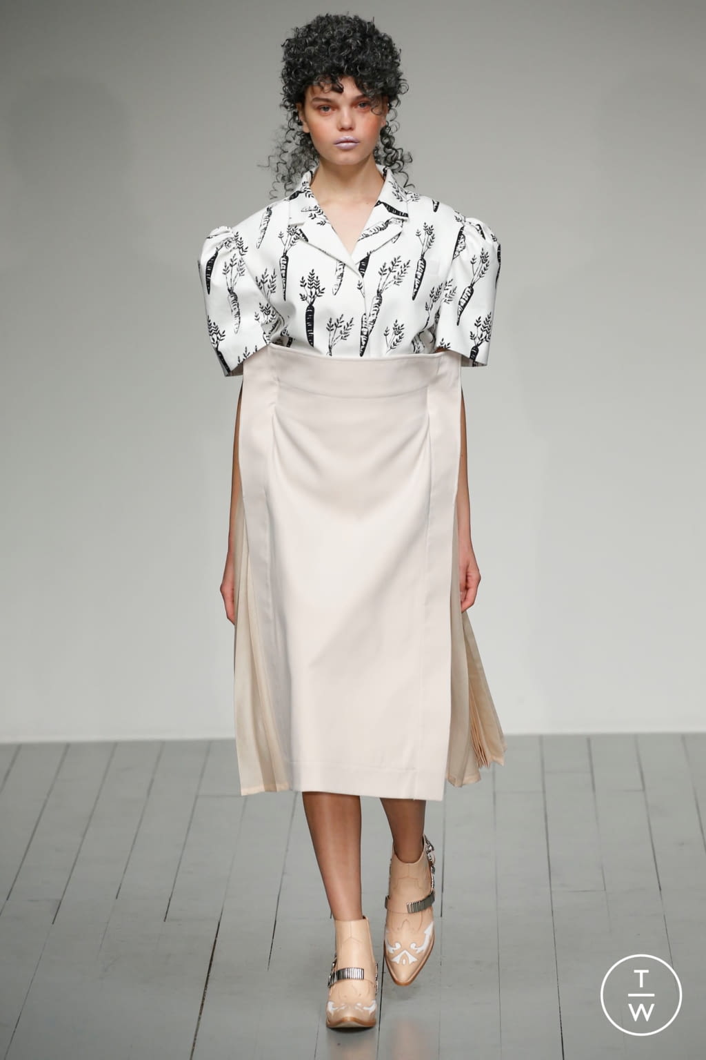 Fashion Week London Spring/Summer 2019 look 21 from the pushBUTTON collection 女装