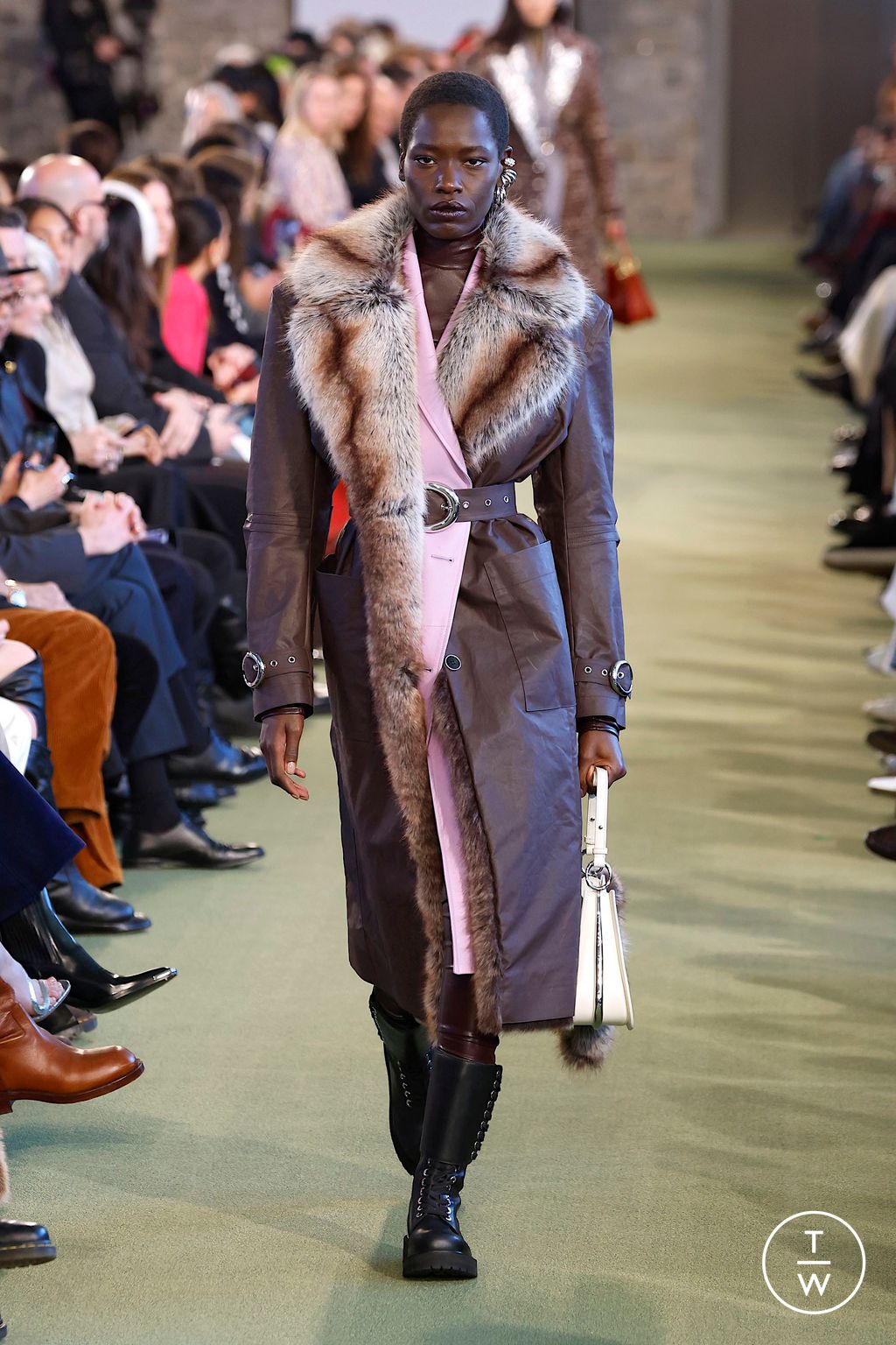 Fashion Week Paris Fall/Winter 2025 look 2 de la collection Rabanne womenswear