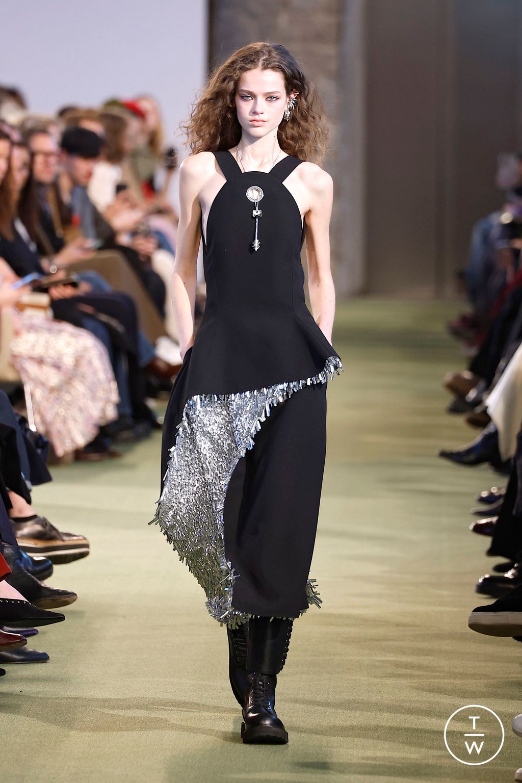 Fashion Week Paris Fall/Winter 2025 look 8 from the Rabanne collection 女装