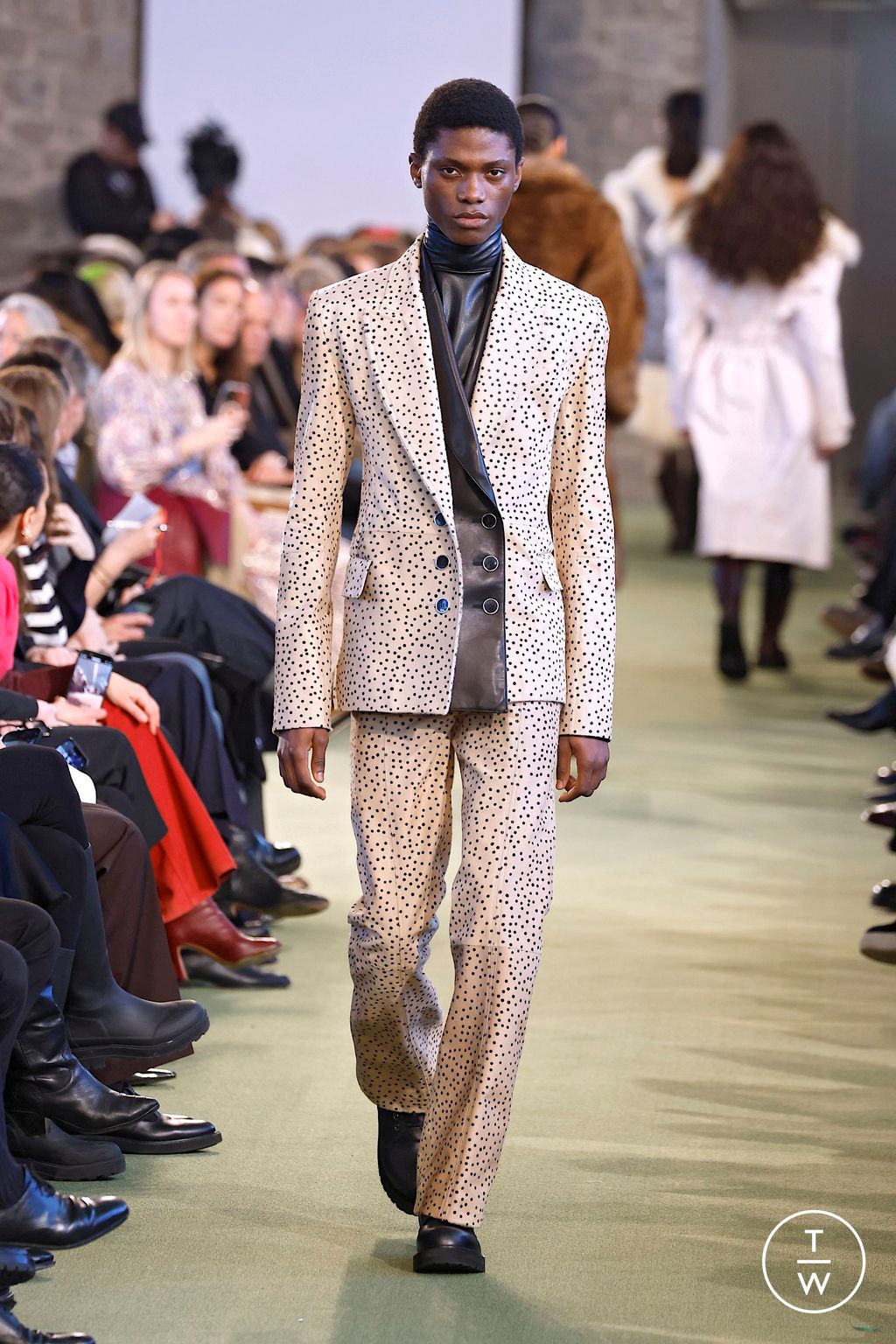 Fashion Week Paris Fall/Winter 2025 look 15 from the Rabanne collection 女装