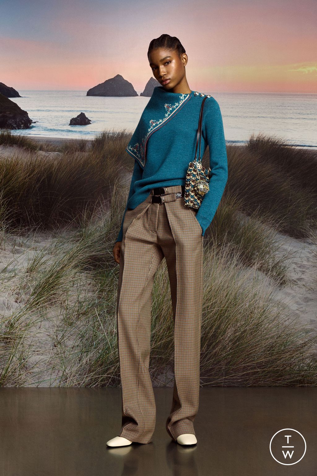 Fashion Week Paris Pre-Fall 2025 look 10 from the Rabanne collection 女装