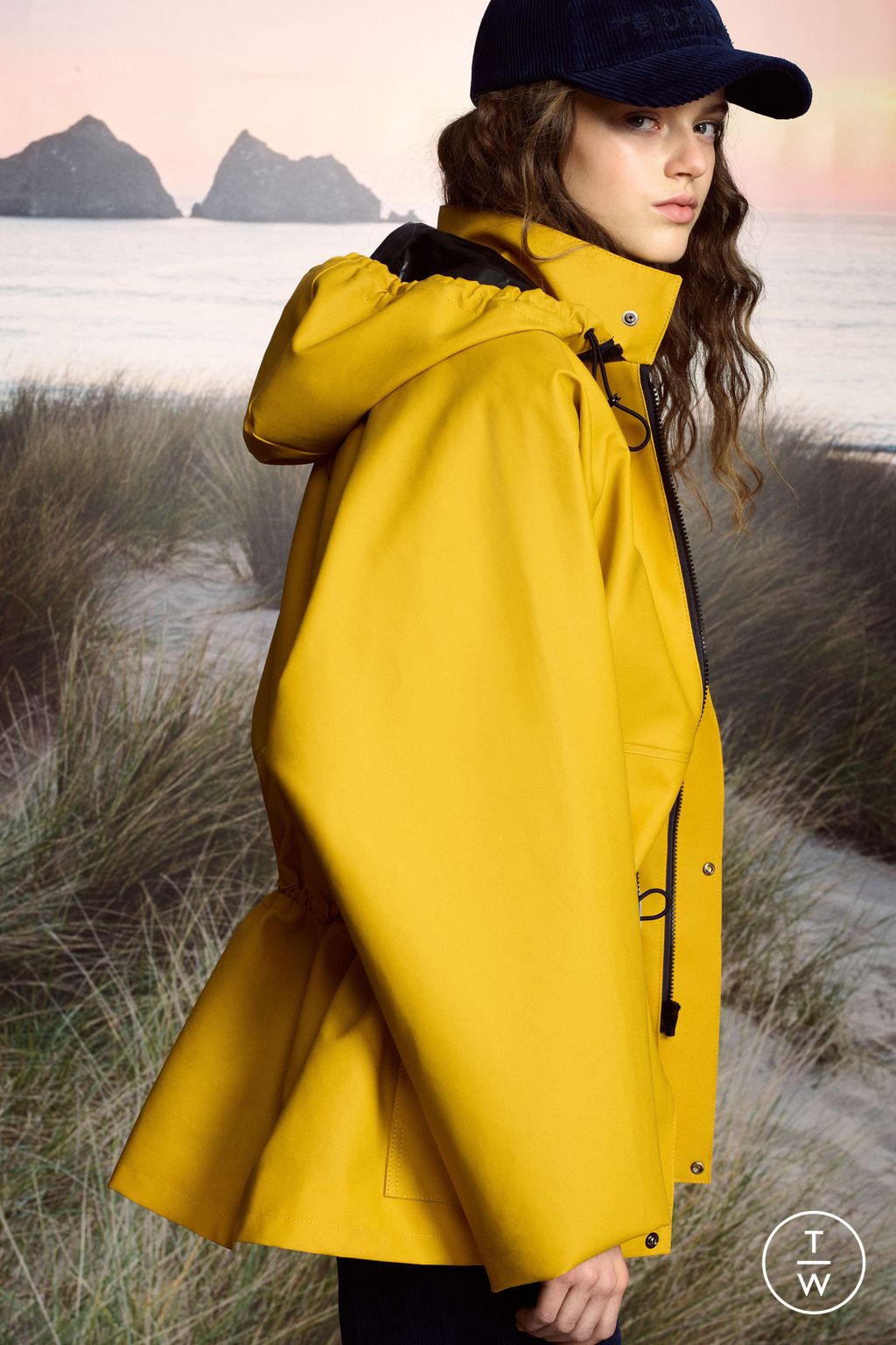 Fashion Week Paris Pre-Fall 2025 look 18 from the Rabanne collection 女装