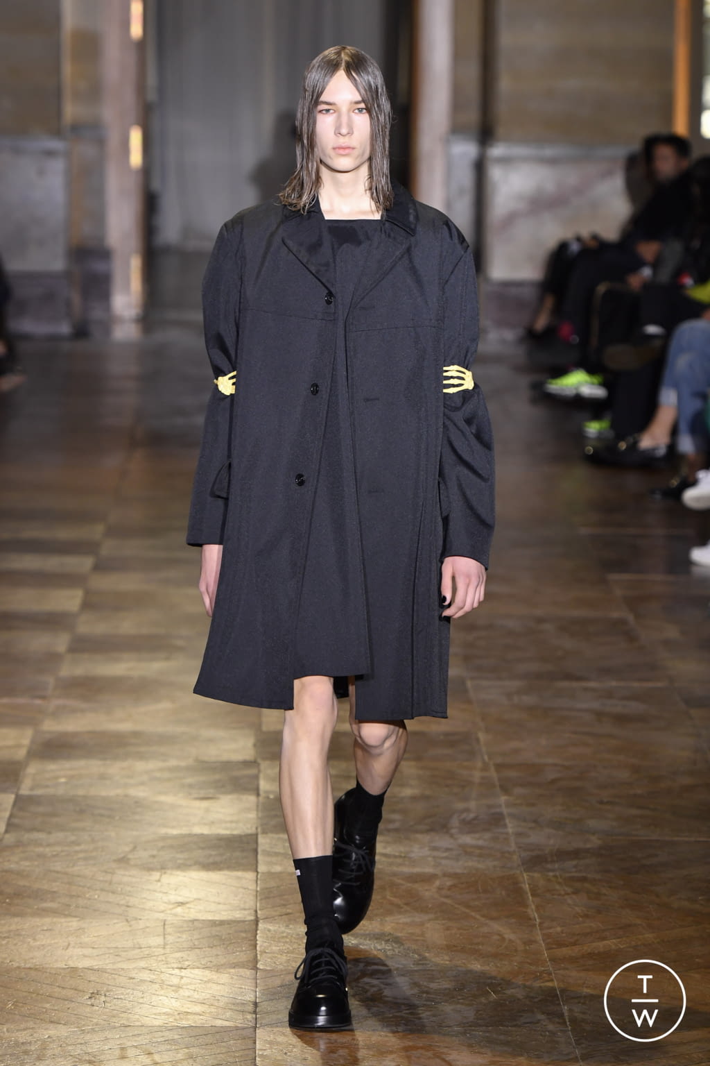 Fashion Week Paris Spring/Summer 2022 look 4 from the Raf Simons collection womenswear