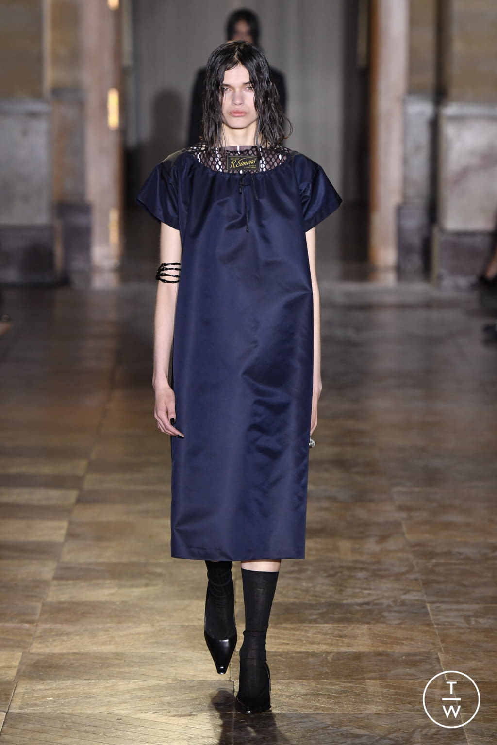 Fashion Week Paris Spring/Summer 2022 look 5 from the Raf Simons collection 女装
