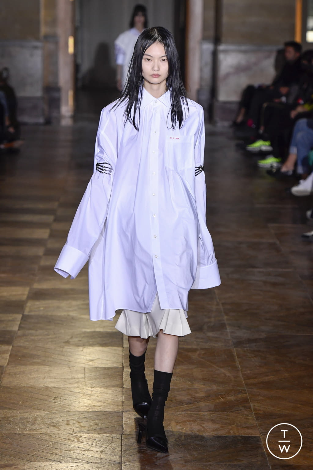 Fashion Week Paris Spring/Summer 2022 look 15 from the Raf Simons collection womenswear