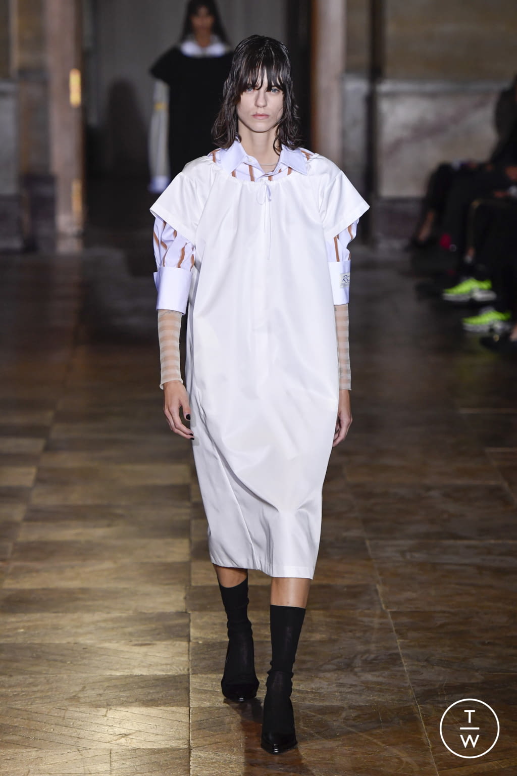 Fashion Week Paris Spring/Summer 2022 look 16 from the Raf Simons collection womenswear