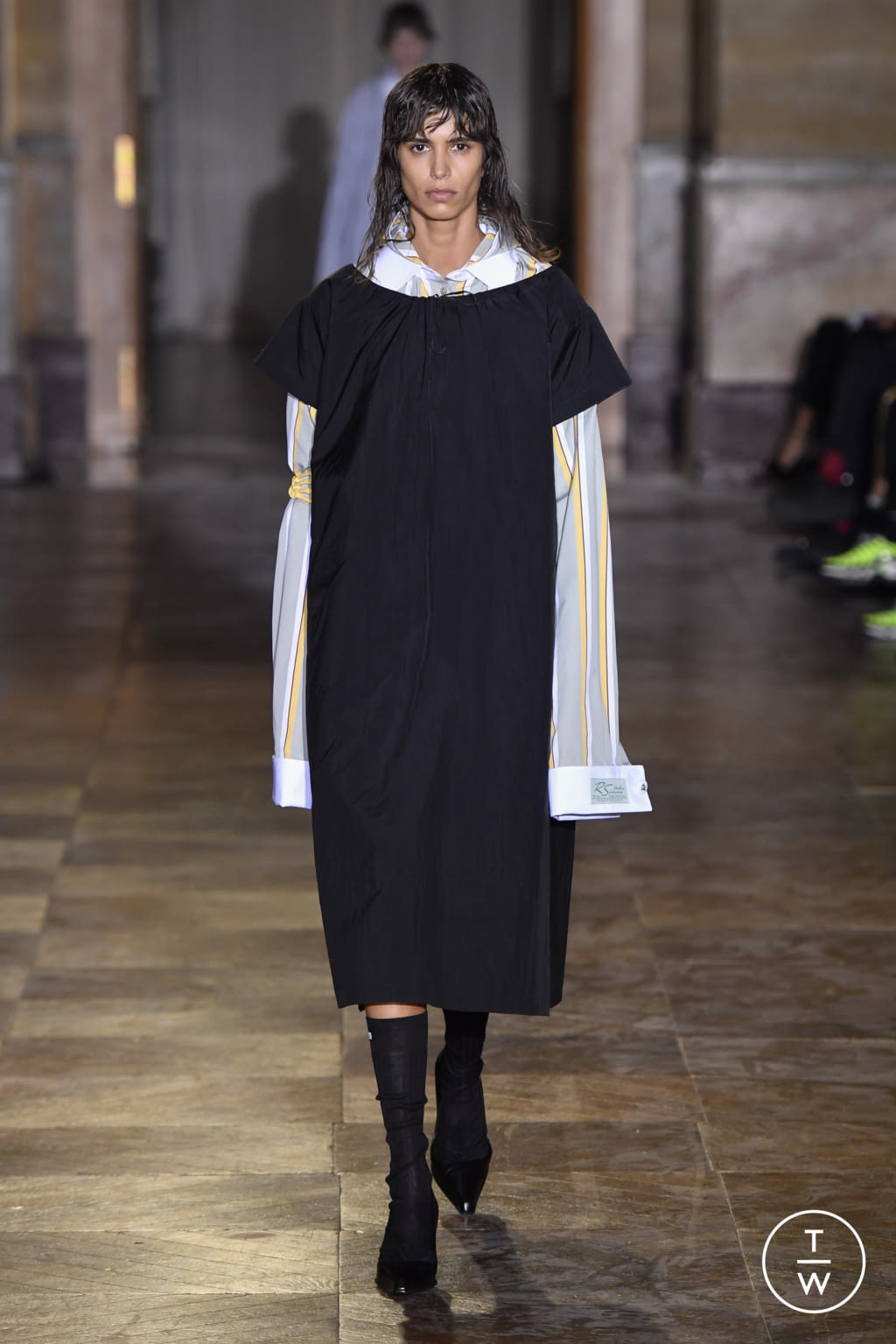 Fashion Week Paris Spring/Summer 2022 look 17 from the Raf Simons collection womenswear