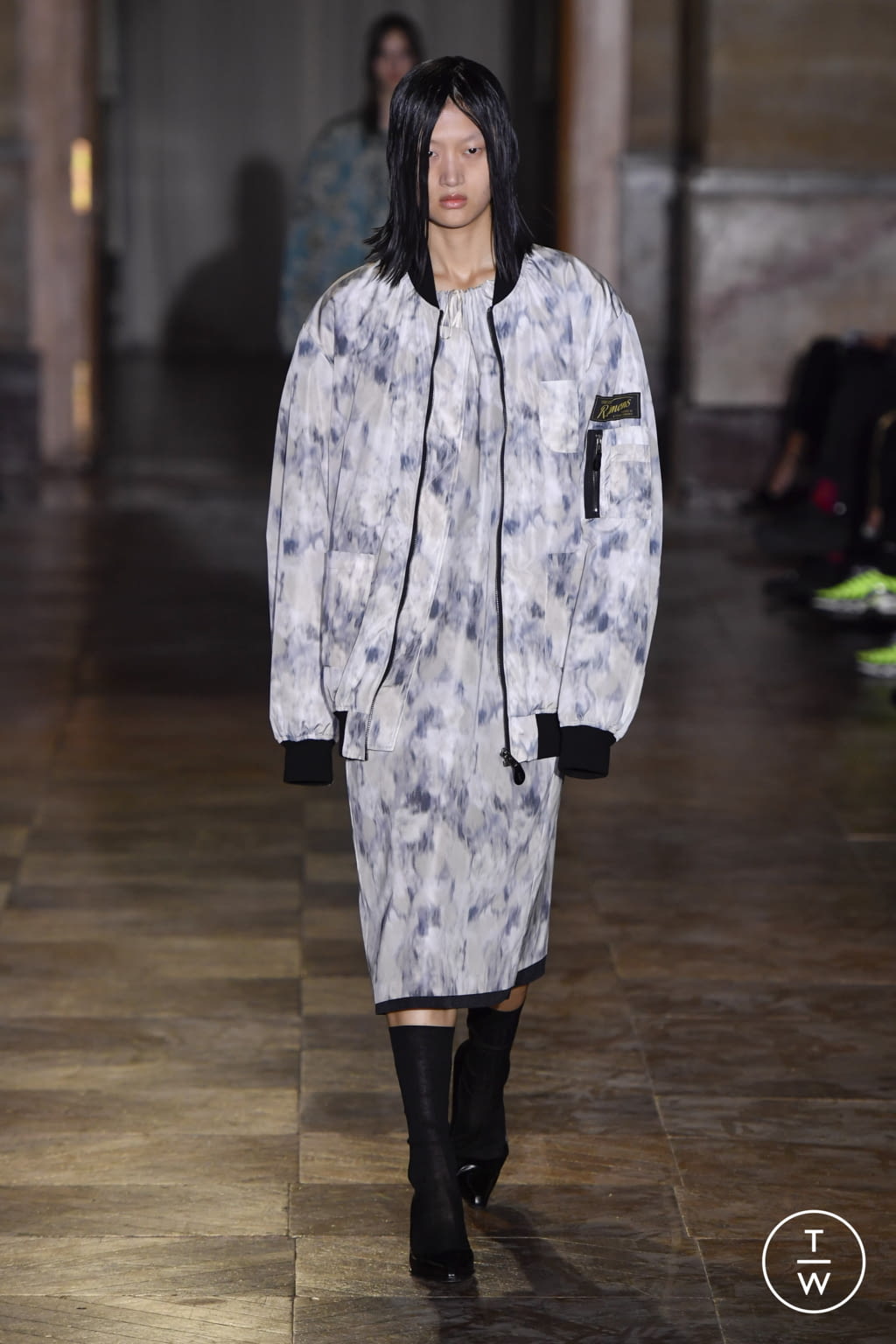 Fashion Week Paris Spring/Summer 2022 look 19 from the Raf Simons collection womenswear