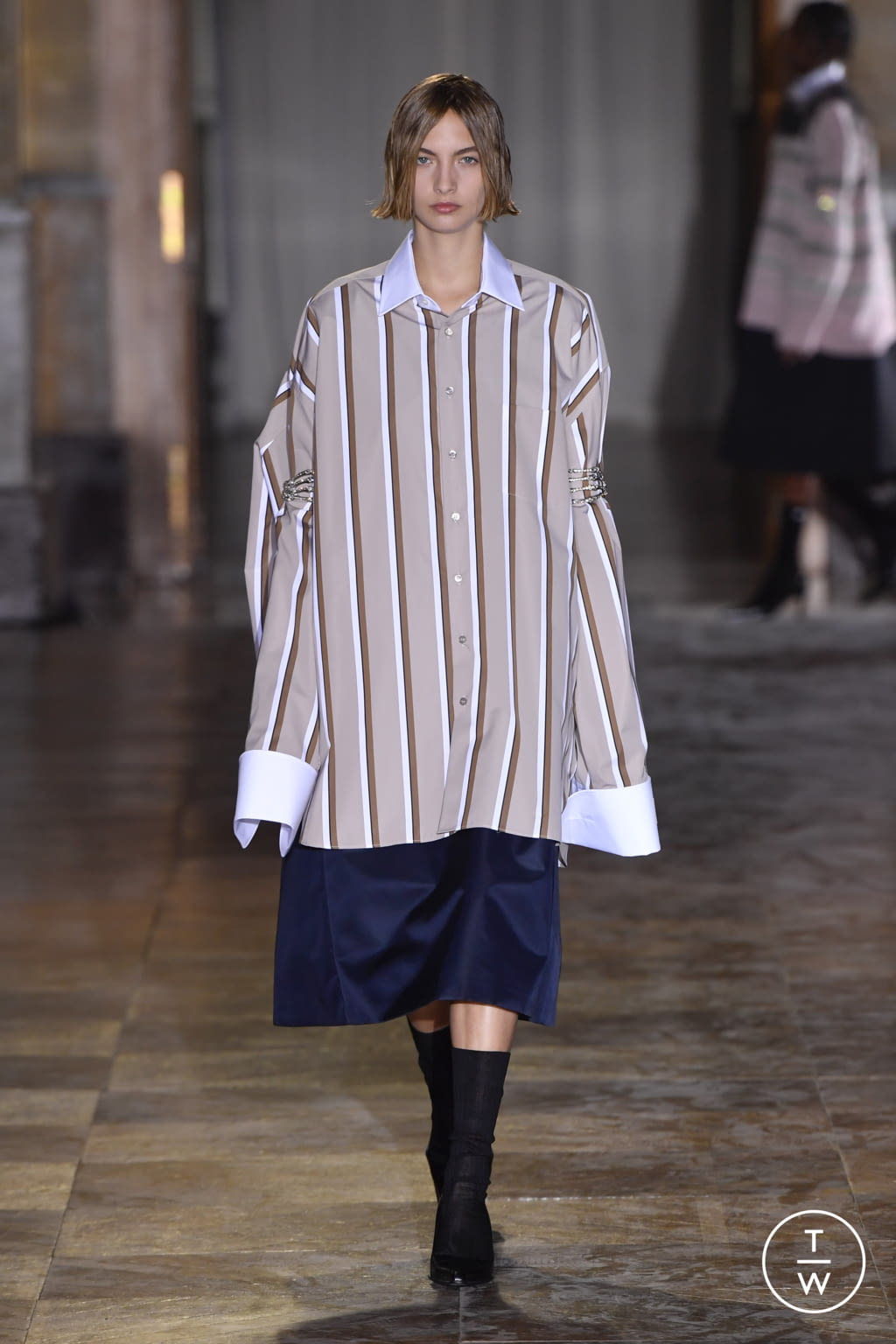 Fashion Week Paris Spring/Summer 2022 look 32 from the Raf Simons collection 女装