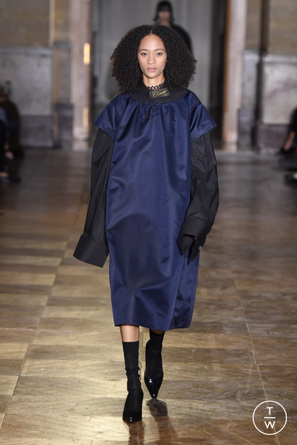 Fashion Week Paris Spring/Summer 2022 look 48 from the Raf Simons collection 女装
