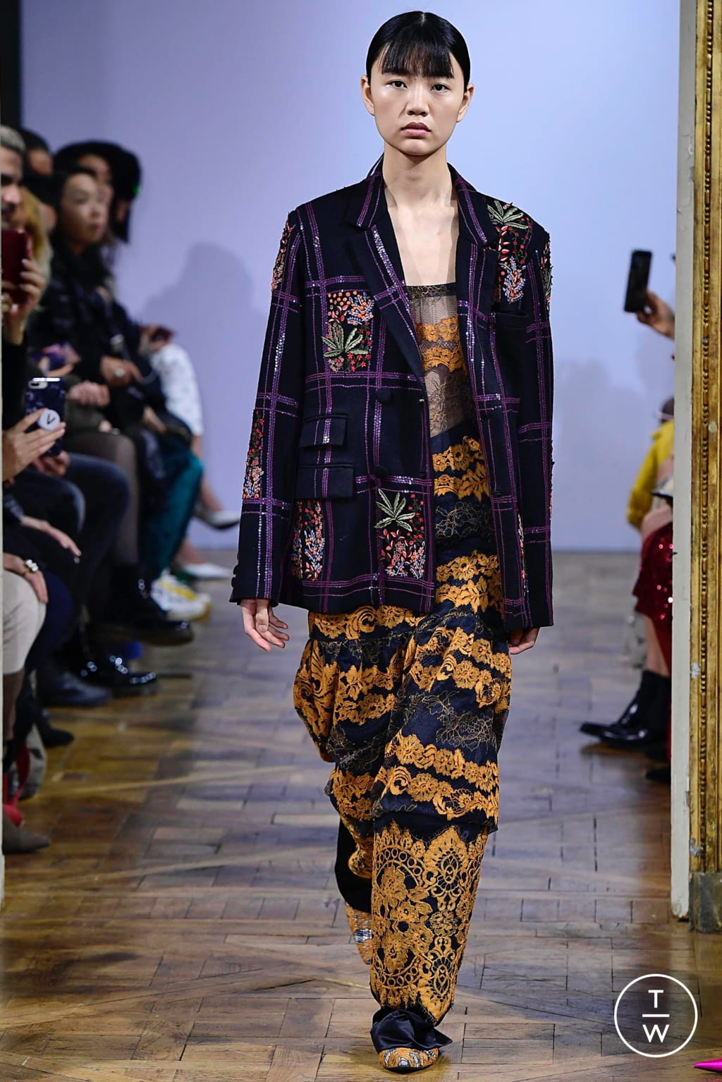 Fashion Week Paris Fall/Winter 2019 look 24 from the Rahul Mishra collection 女装