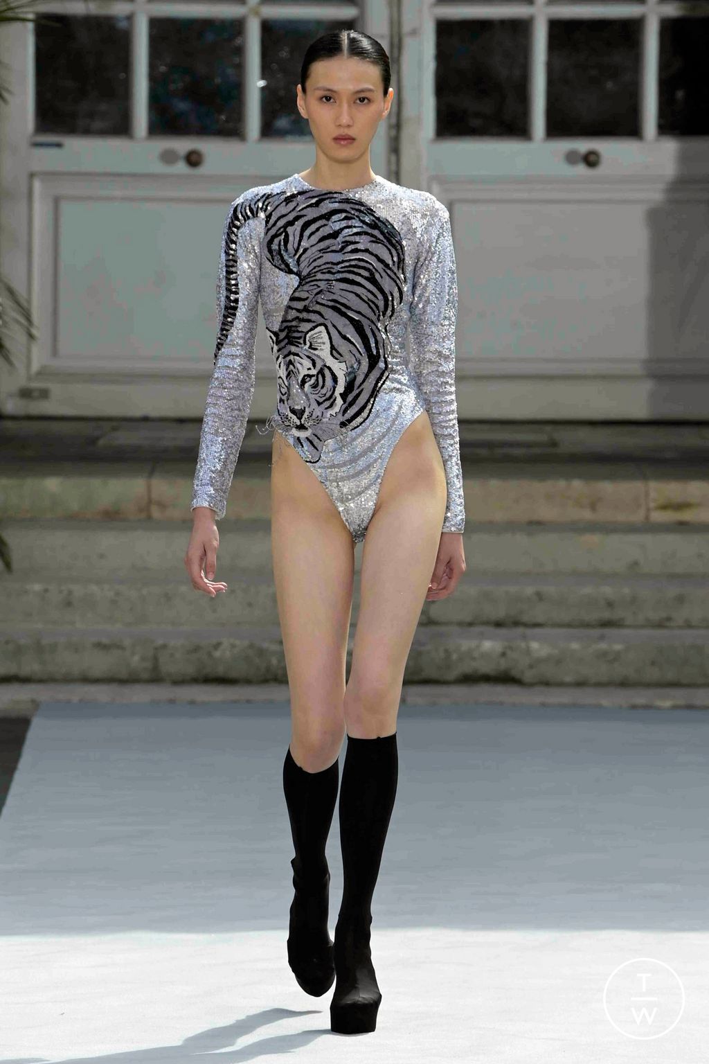 Fashion Week Paris Fall/Winter 2023 look 17 de la collection Rahul Mishra couture
