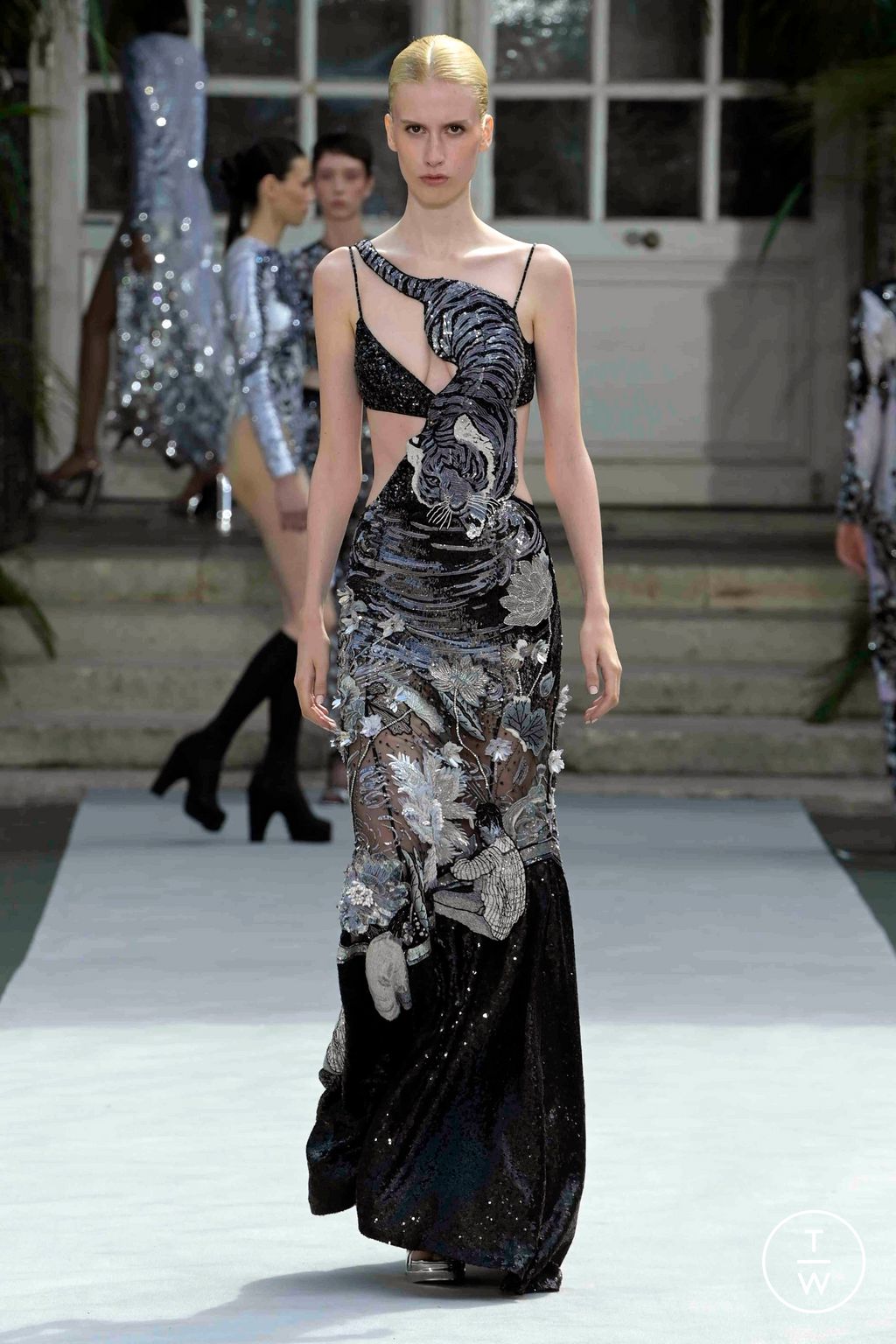 Fashion Week Paris Fall/Winter 2023 look 20 from the Rahul Mishra collection 高级定制