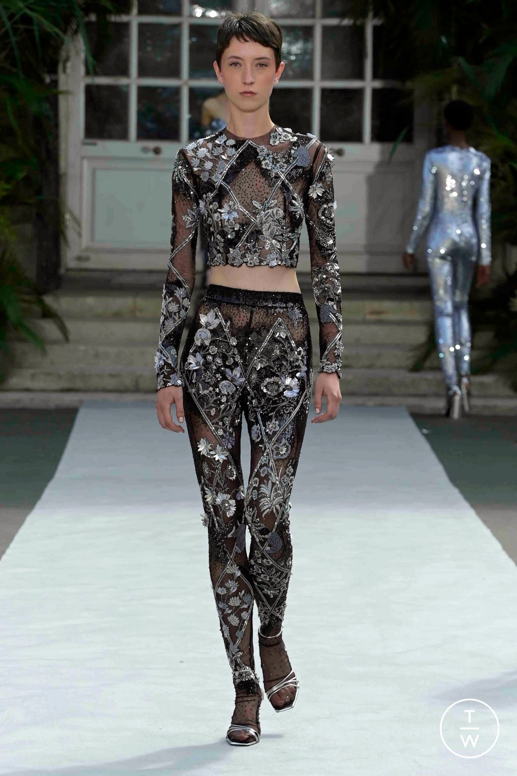 Fashion Week Paris Fall/Winter 2023 look 21 from the Rahul Mishra collection 高级定制
