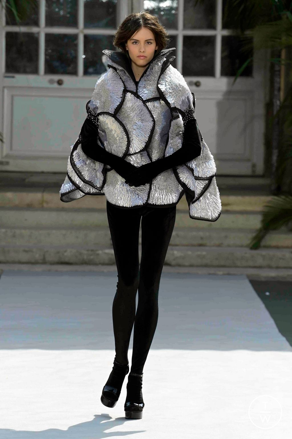 Fashion Week Paris Fall/Winter 2023 look 1 from the Rahul Mishra collection couture