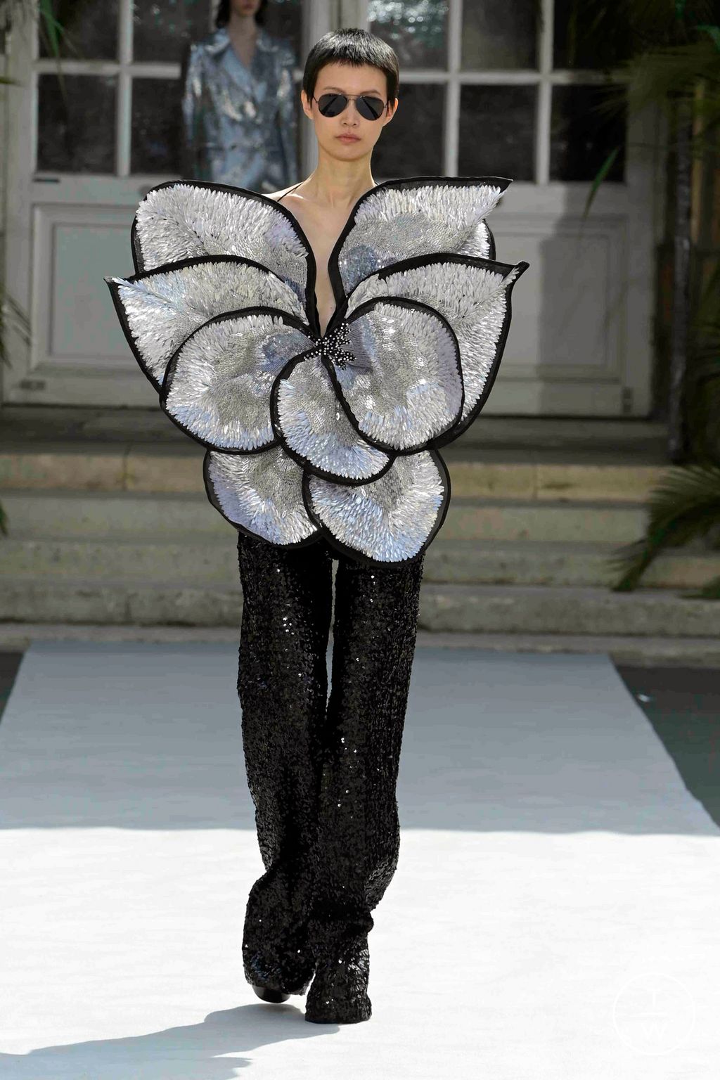 Fashion Week Paris Fall/Winter 2023 look 4 de la collection Rahul Mishra couture