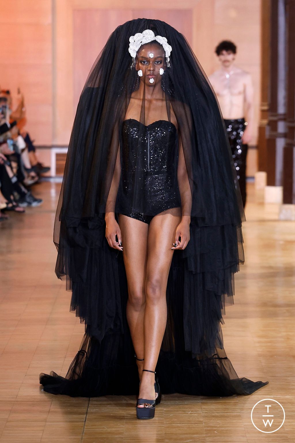 Fashion Week Paris Fall/Winter 2024 look 1 from the Rahul Mishra collection 高级定制