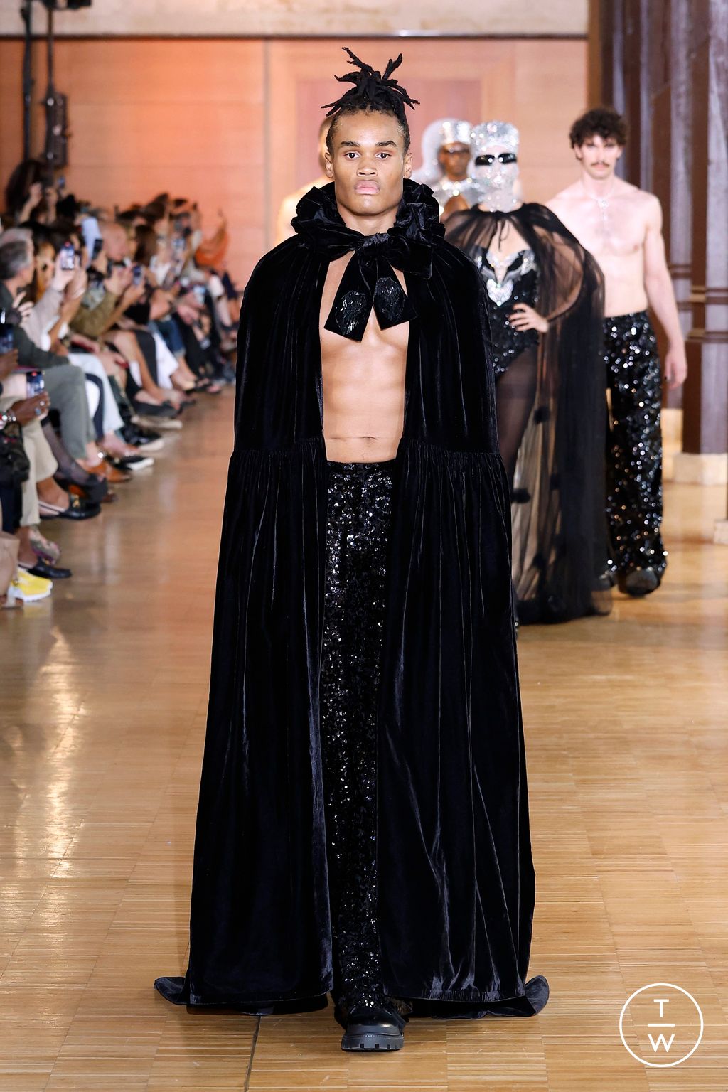 Fashion Week Paris Fall/Winter 2024 look 4 from the Rahul Mishra collection 高级定制