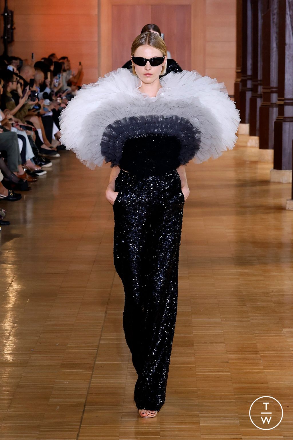 Fashion Week Paris Fall/Winter 2024 look 19 from the Rahul Mishra collection 高级定制