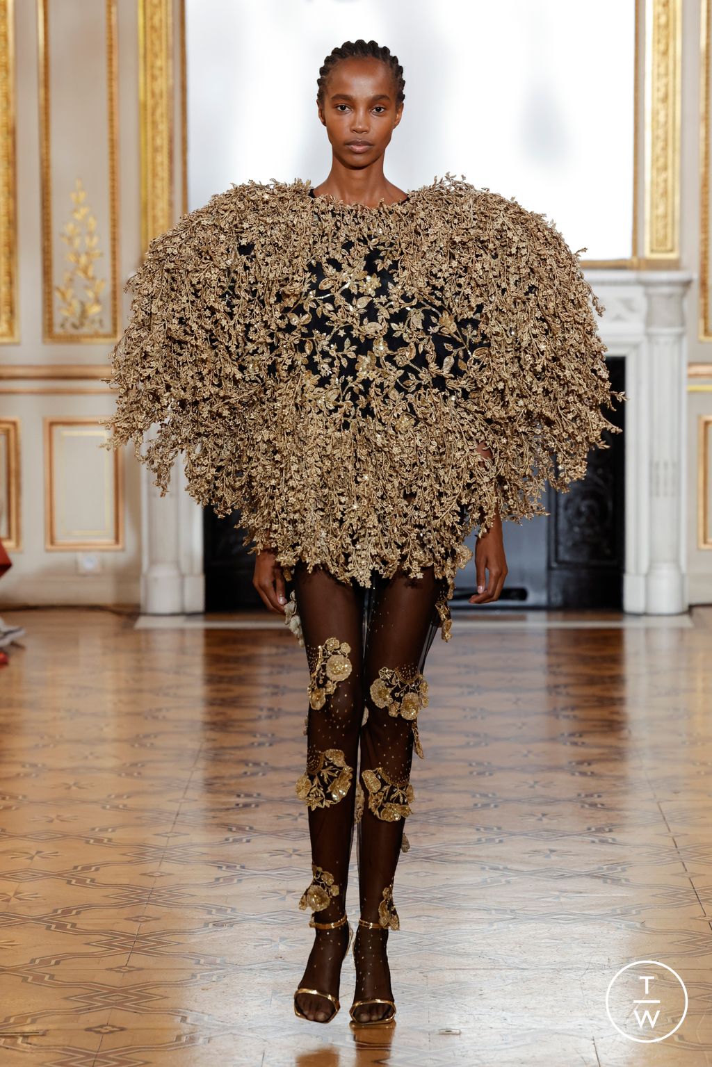 Fashion Week Paris Fall/Winter 2022 look 1 from the Rahul Mishra collection couture