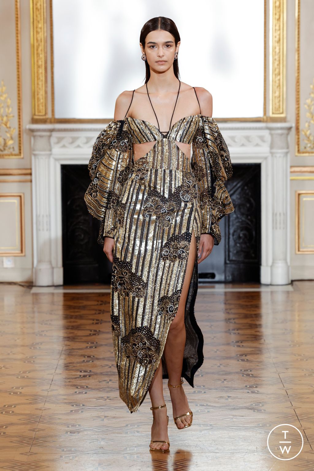 Fashion Week Paris Fall/Winter 2022 look 6 de la collection Rahul Mishra couture