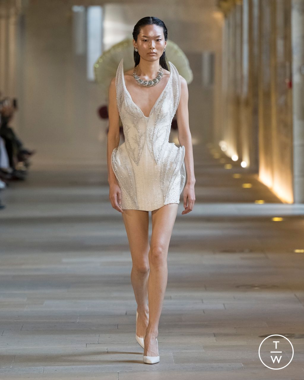 Fashion Week Paris Fall/Winter 2025 look 4 de la collection Rahul Mishra couture