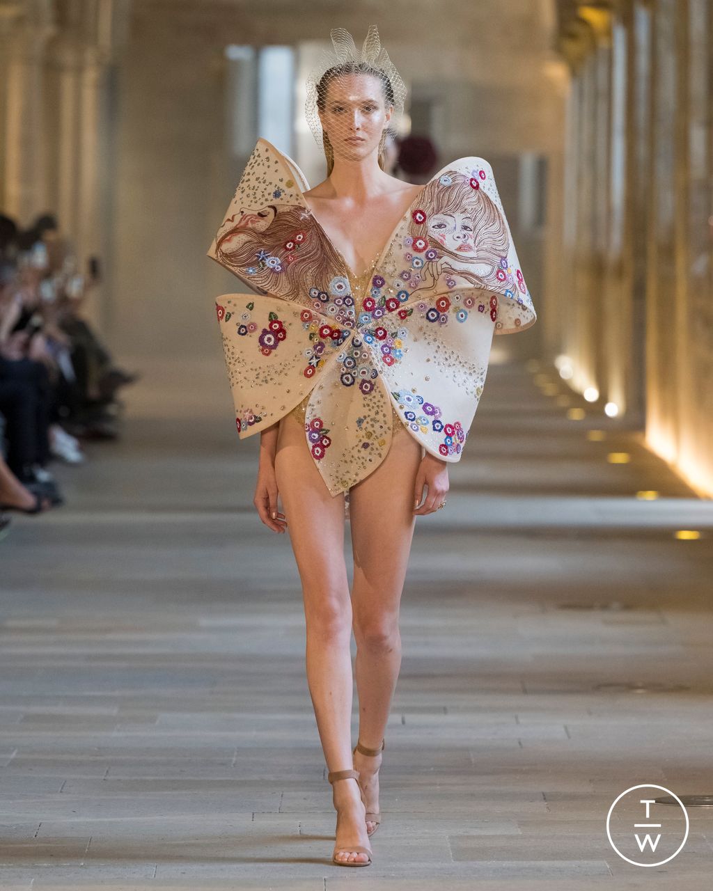 Fashion Week Paris Fall/Winter 2025 look 9 de la collection Rahul Mishra couture