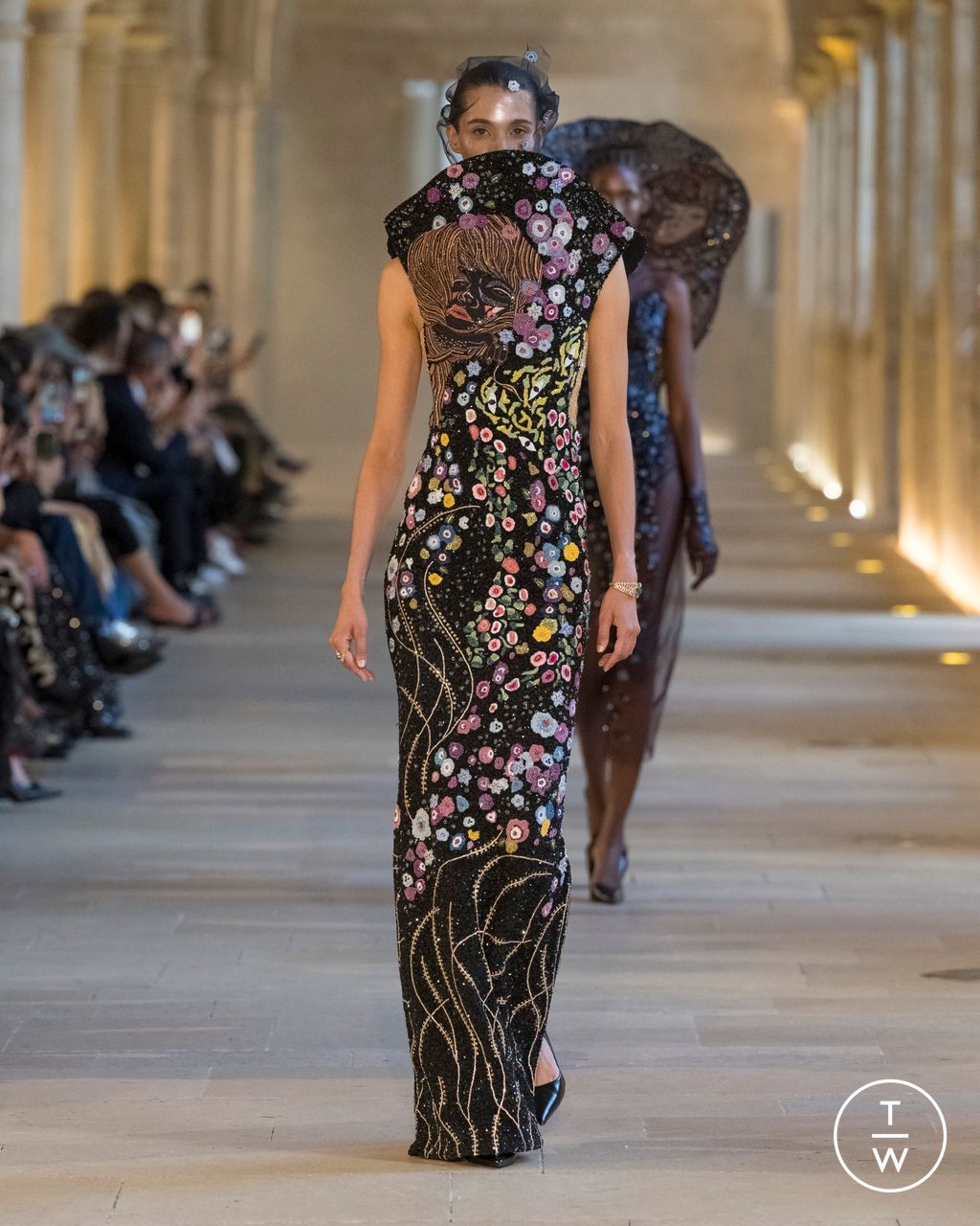 Fashion Week Paris Fall/Winter 2025 look 17 de la collection Rahul Mishra couture