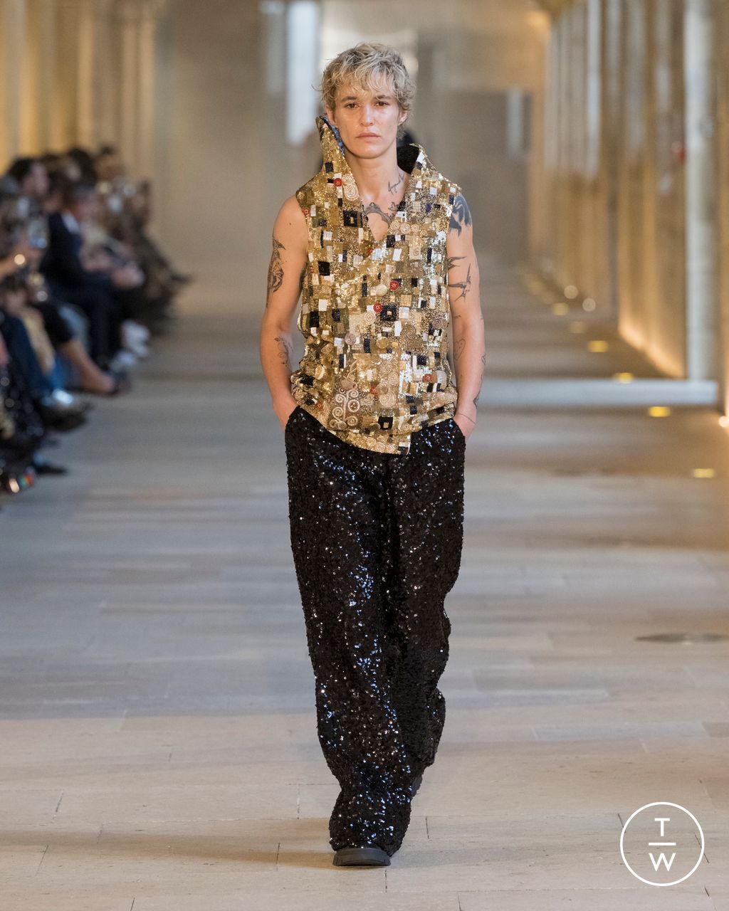 Fashion Week Paris Fall/Winter 2025 look 21 de la collection Rahul Mishra couture