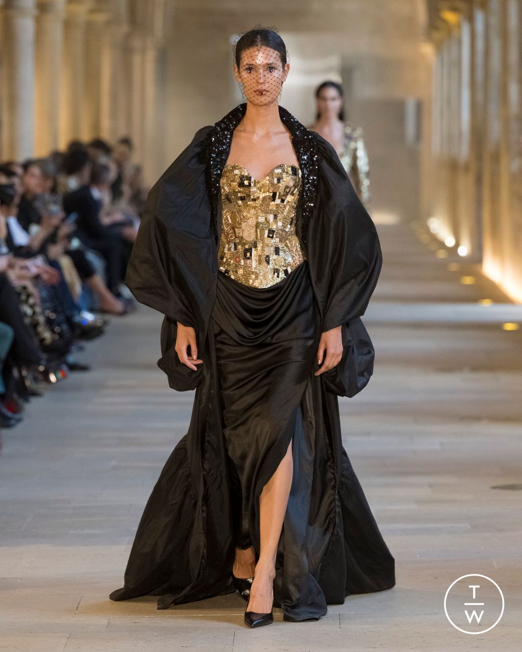 Fashion Week Paris Fall/Winter 2025 look 22 de la collection Rahul Mishra couture