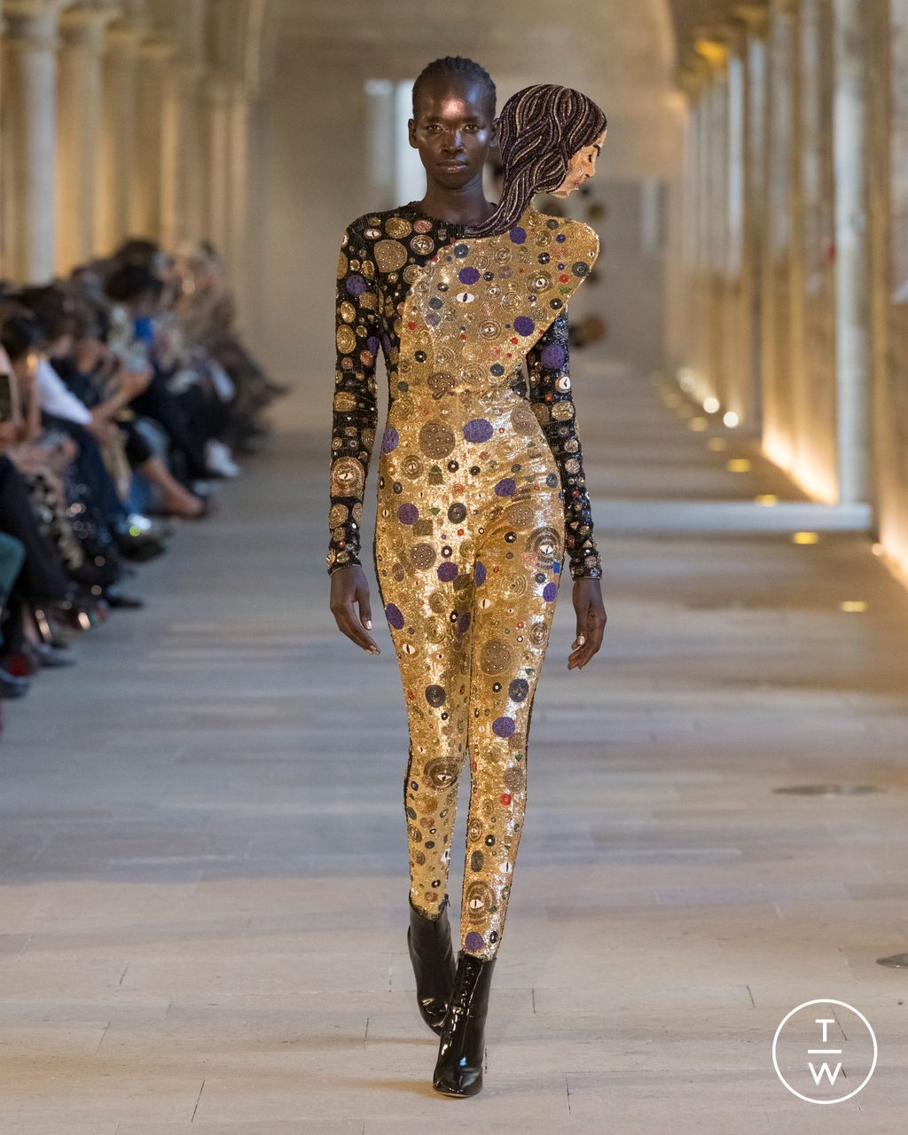 Fashion Week Paris Fall/Winter 2025 look 25 de la collection Rahul Mishra couture