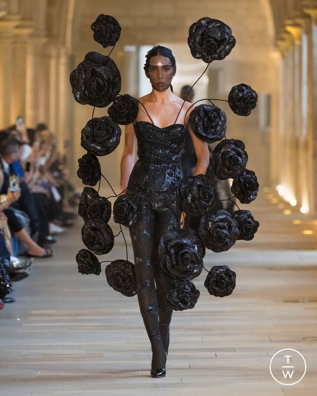 Fashion Week Paris Fall/Winter 2025 look 34 de la collection Rahul Mishra couture