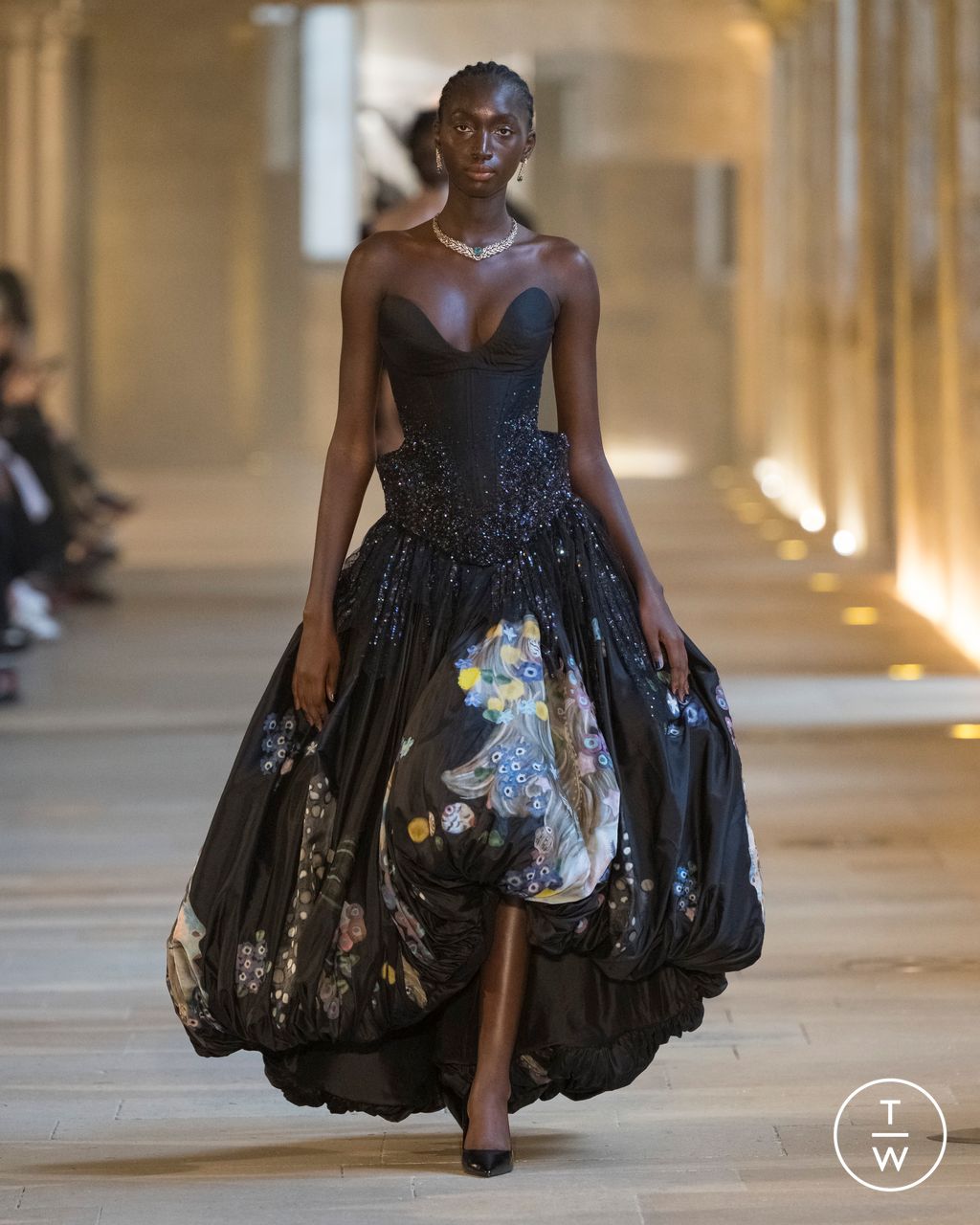 Fashion Week Paris Fall/Winter 2025 look 35 de la collection Rahul Mishra couture