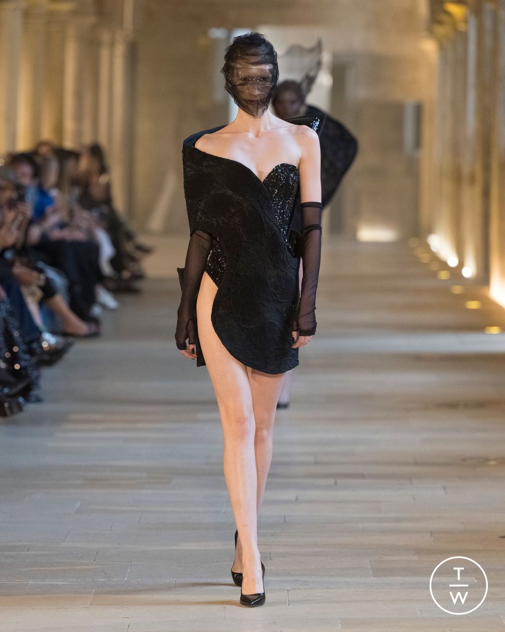 Fashion Week Paris Fall/Winter 2025 look 36 de la collection Rahul Mishra couture