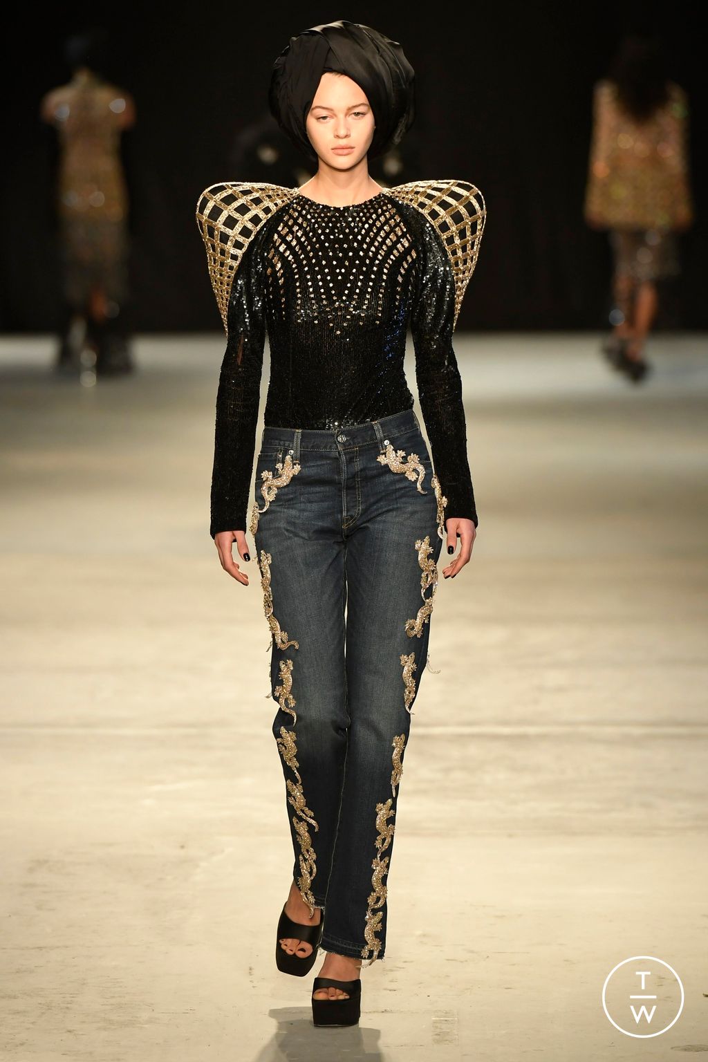 Fashion Week Paris Spring/Summer 2024 look 10 de la collection Rahul Mishra couture