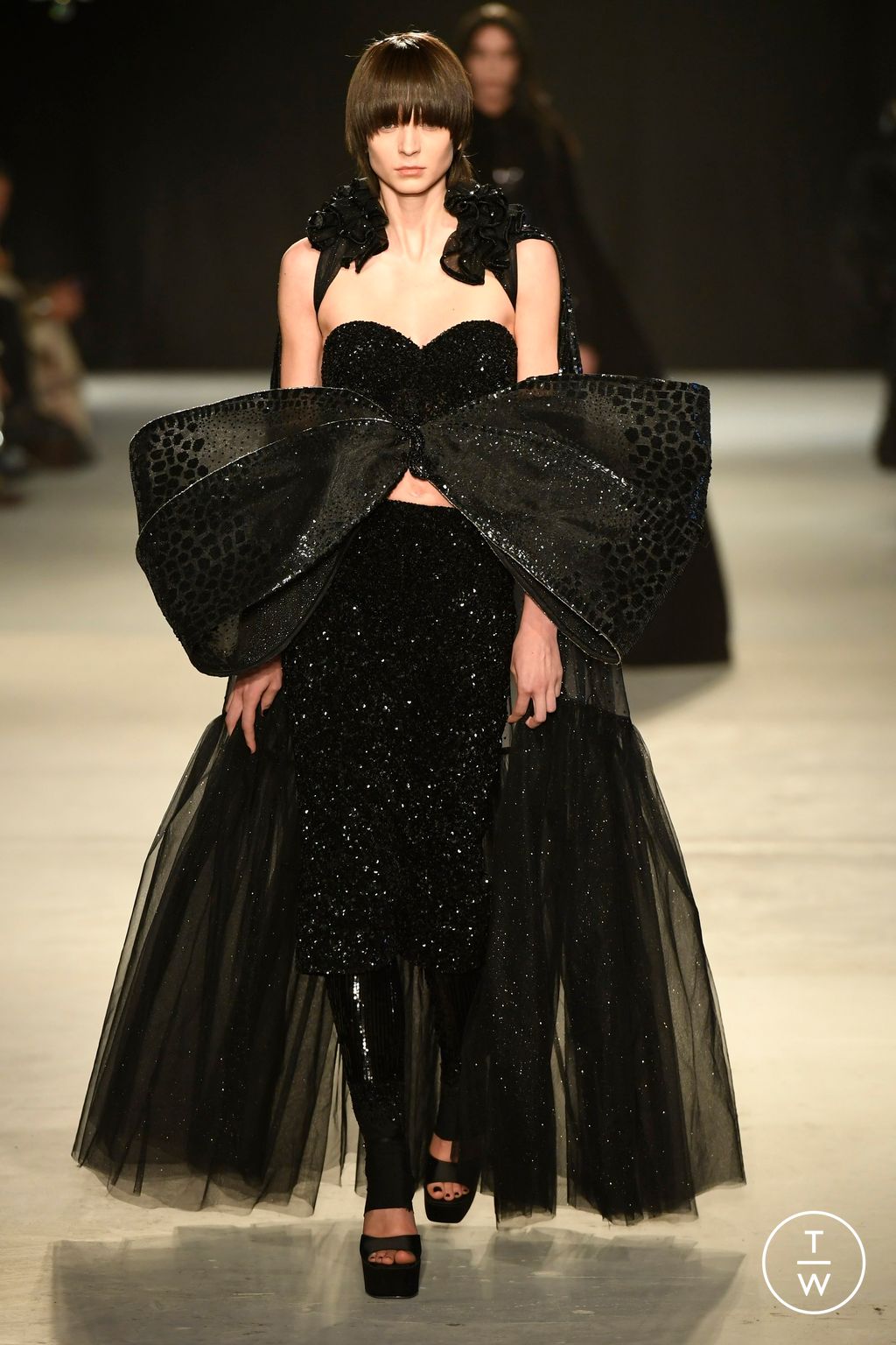 Fashion Week Paris Spring/Summer 2024 look 18 de la collection Rahul Mishra couture